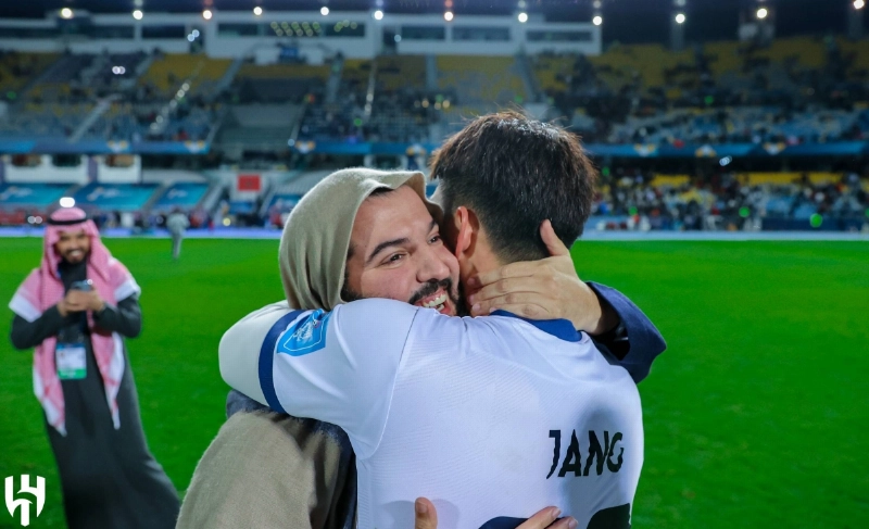 رئيس النادي يهنئ اللاعبين