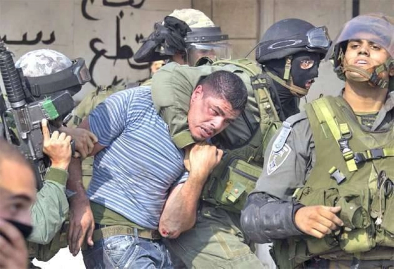 جنود الاحتلال تقمع فلسطينيا (مكة)