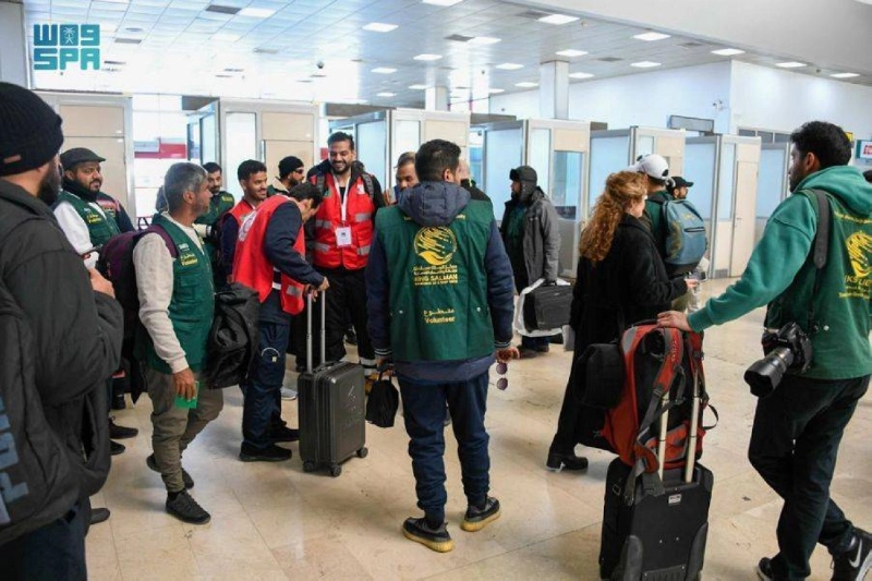 الفريق الإغاثي في مطار أضنة