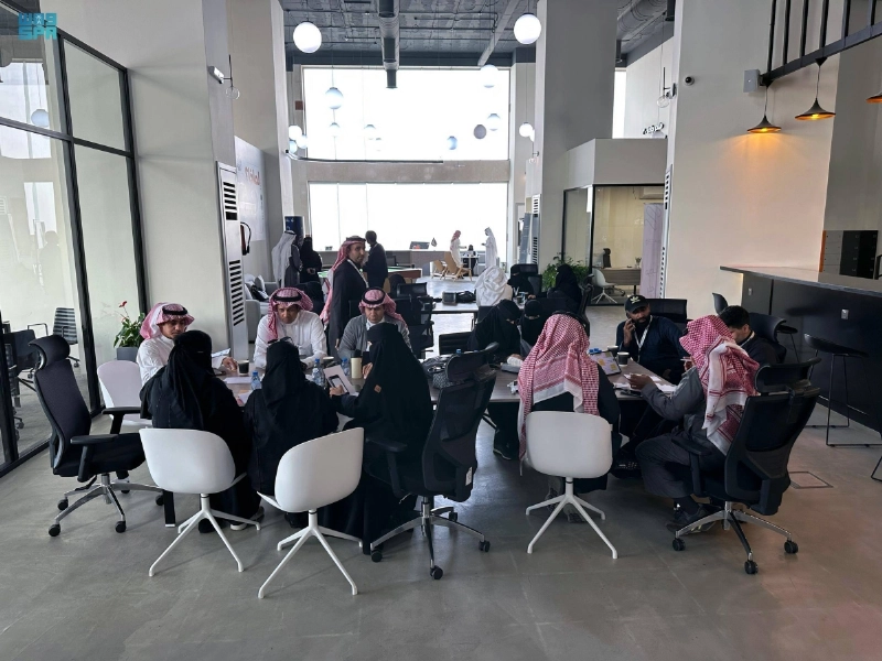 مشاركون في برنامج فكراثون الابتكار (مكة)