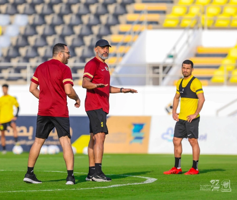 سانتو يوجه اللاعبين خلال التدريبات