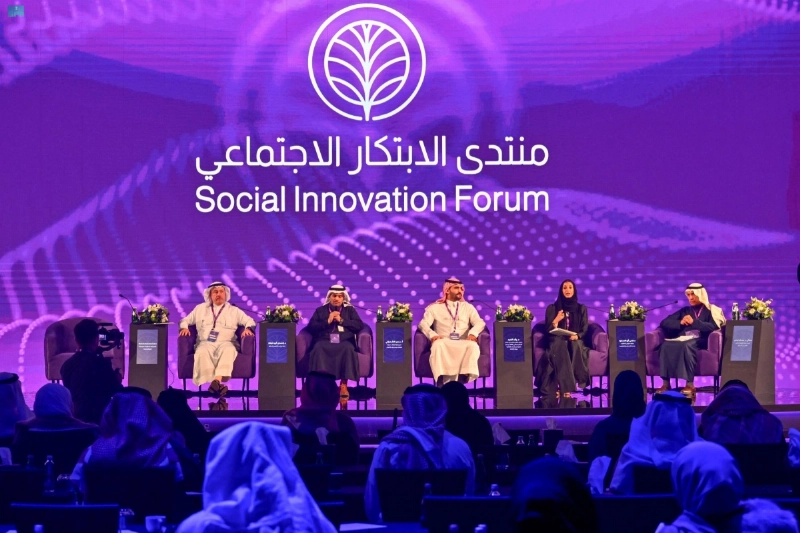 متحدثون في إحدى جلسات المؤتمر (مكة)