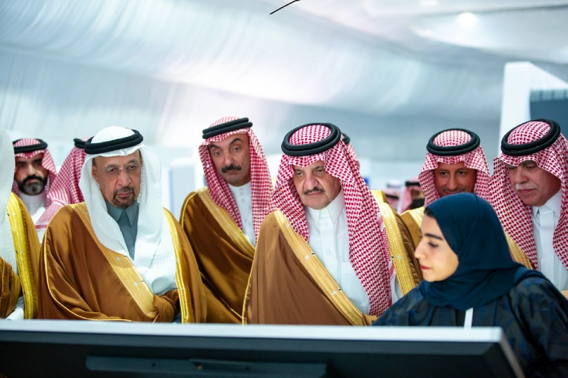 سعود بن نايف خلال جولة بالمعرض المصاحب (مكة)