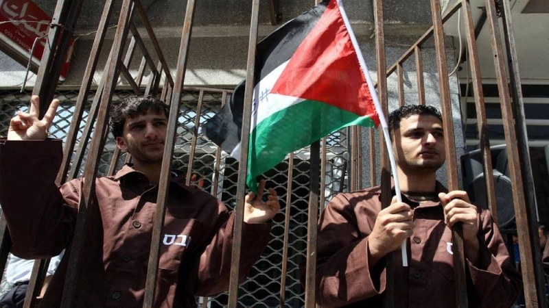 أسرى فلسطينيون يرفعون علم بلدهم (مكة)