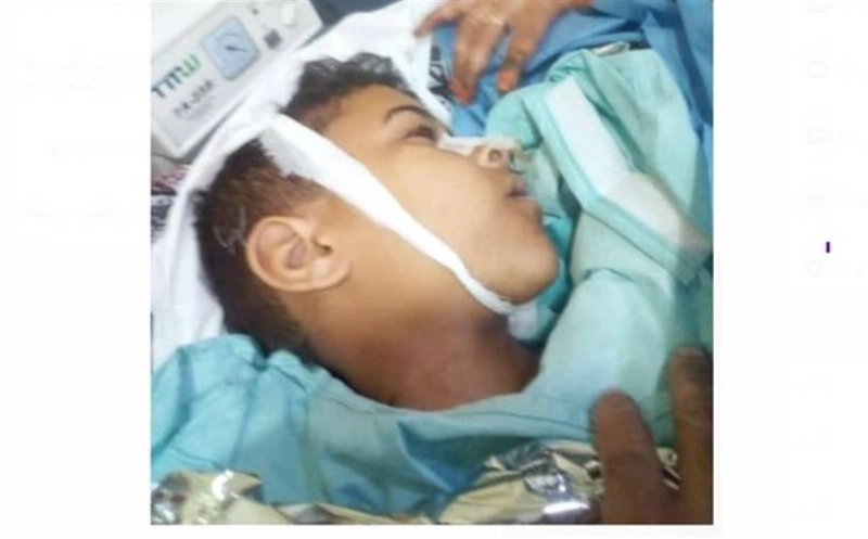 طفل ضحية مسيرات الحوثي بالضالع (مكة)