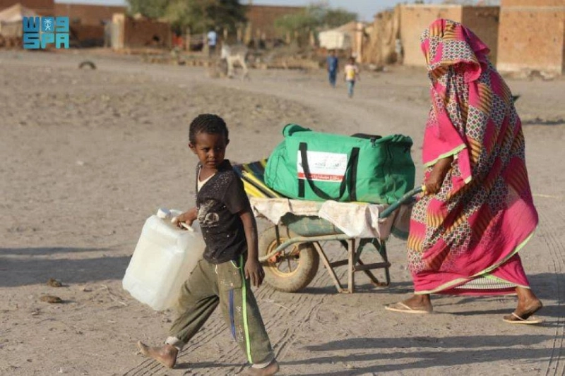 سيدة تحمل الحقيبة الإيوائية على طريقتها