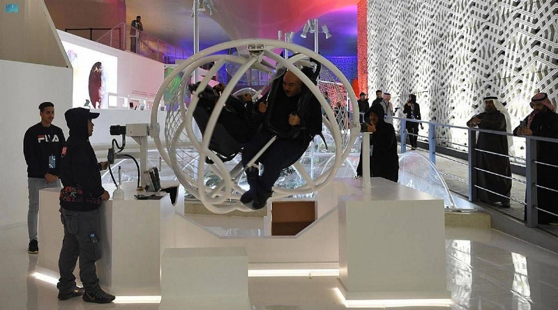 الزوار خلال تجاربهم بمعرض الرياض للفضاء (مكة)