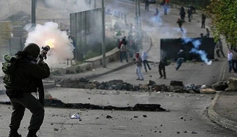 جنود الاحتلال يلاحقون شبانا فلسطينيين (مكة)