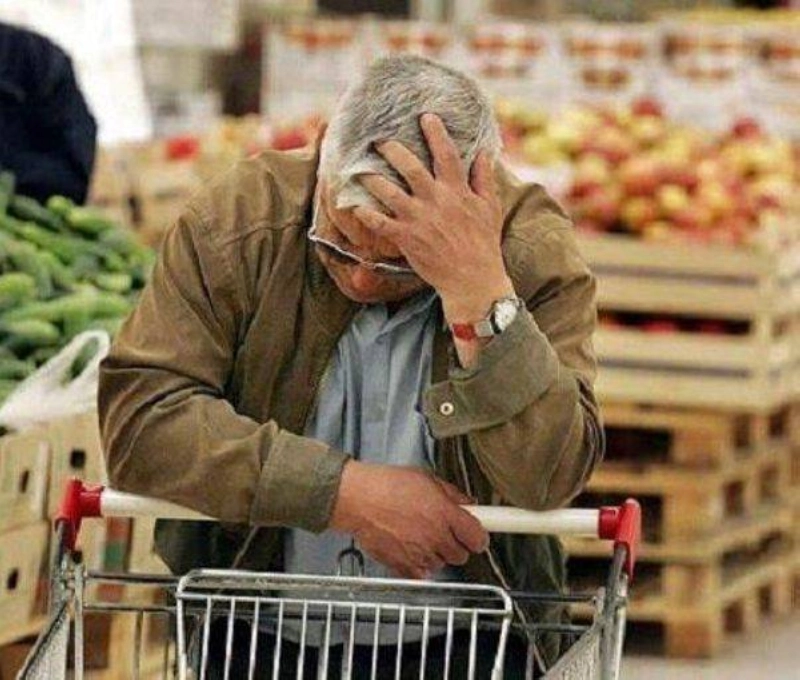إيراني يتألم من ارتفاع الأسعار