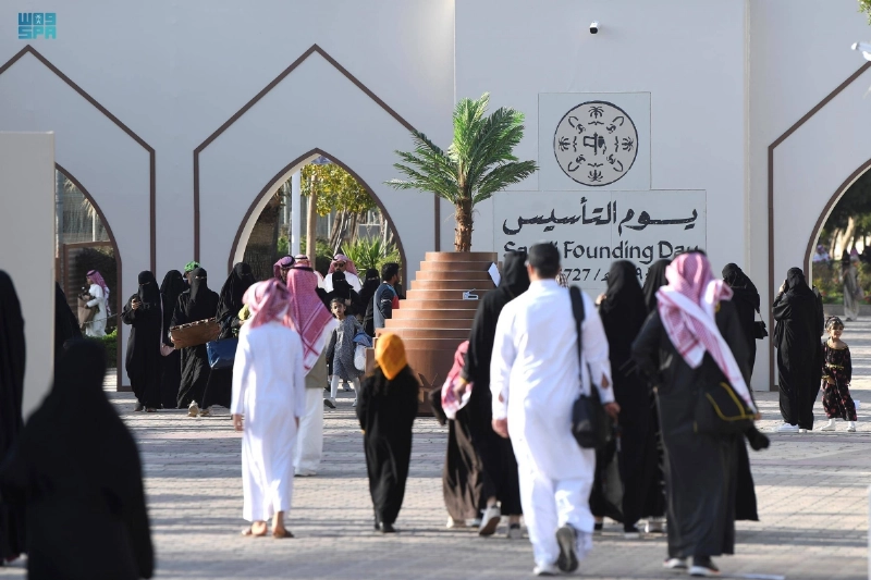 مواطنون في طريقهم إلى مواقع الاحتفالات (مكة)