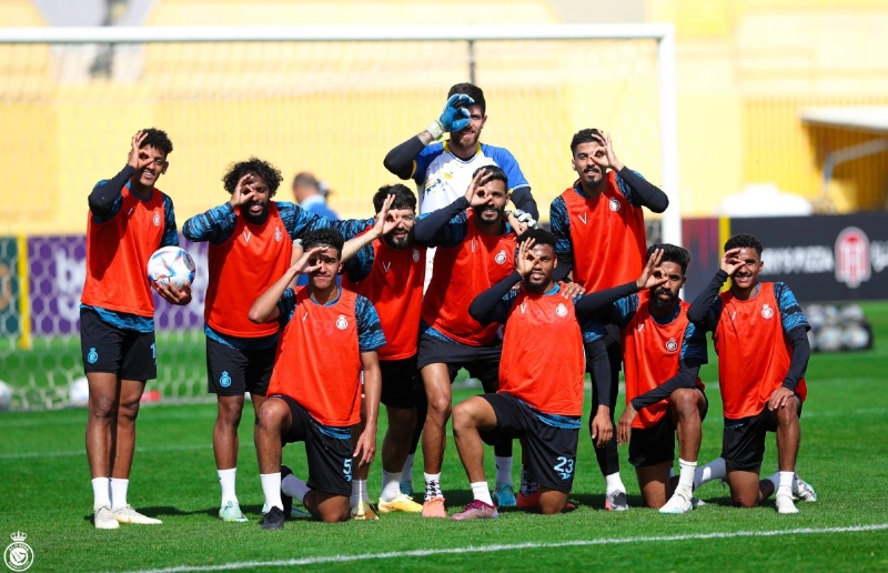 لاعبو النصر بعد المناورة التدريبية