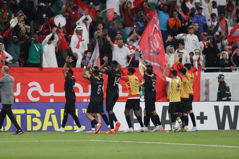 لاعبو الدحيل يحتفلون مع الجماهير