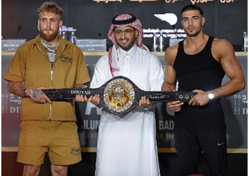 الملاكمان مع حزام الوزن المتوسط الثقيل