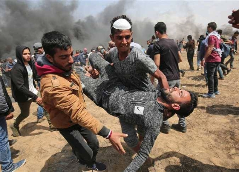 فلسطينيون ينقلون أحد المصابين (مكة)