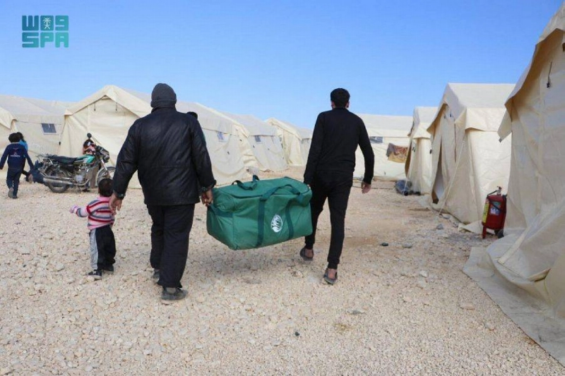 إيصال المساعدات السعودية للنازحين في حلب (واس)