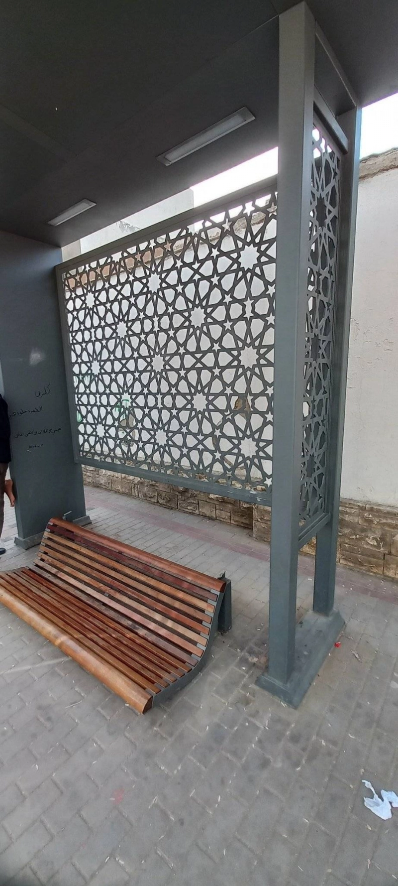 كراسي الانتظار حطمت