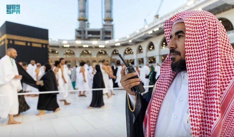 توعية ميدانية للمعتمرين بالمسجد الحرام (مكة)
