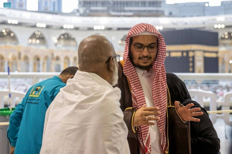 توعية ميدانية للمعتمرين بالمسجد الحرام (مكة)