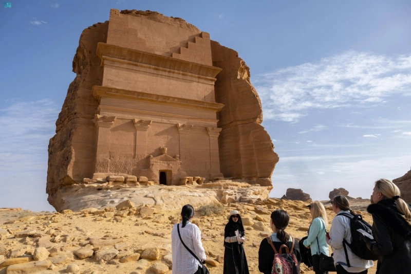 زوار بمنطقة الحِجر في محافظة العلا (مكة)