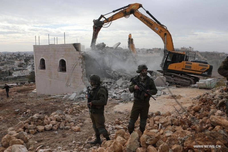 جرافة إسرائيلية تهدم منزلا فلسطينيا (مكة)