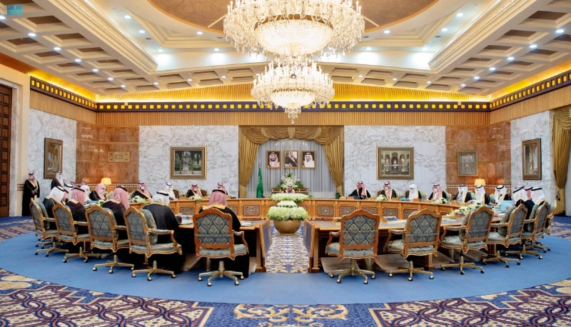 خادم الحرمين لدى ترؤسه جلسة مجلس الوزراء بالرياض أمس (واس)
