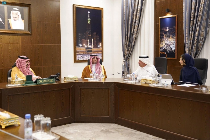 بدر بن سلطان لدى ترؤسه الاجتماع (واس)