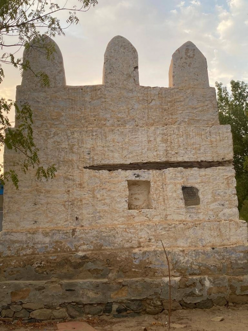 النقش الحجري لازال شاخصا هنا (مكة)