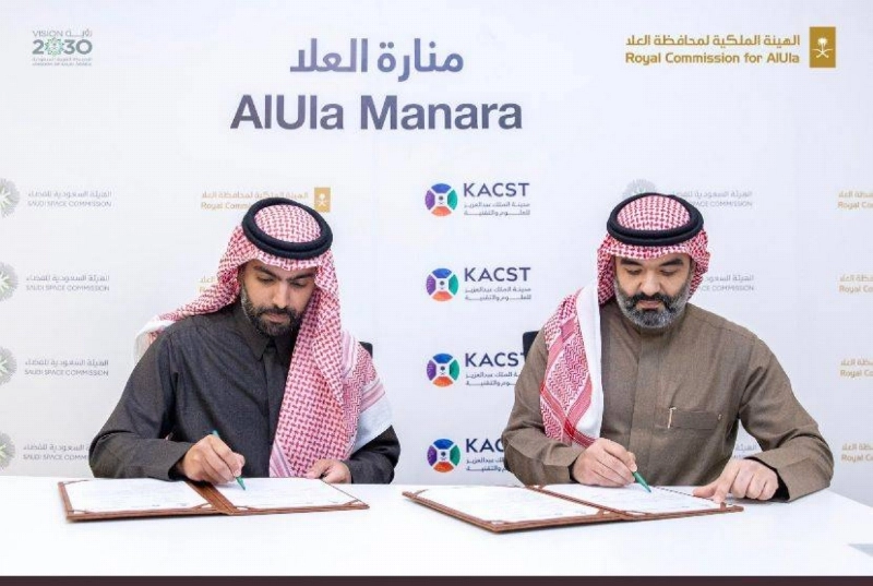 بدر بن فرحان وعبدالله السواحة خلال توقيع الاتفاقية (مكة)