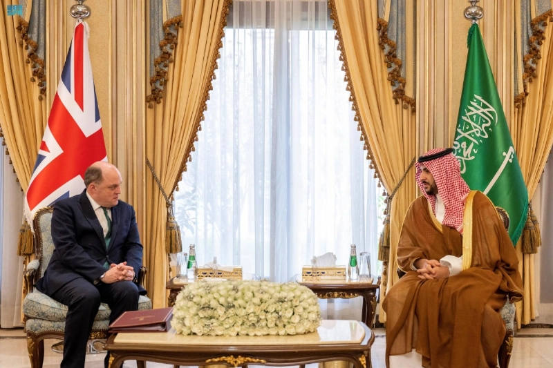 خالد بن سلمان لدى اجتماعه مع بين والاس