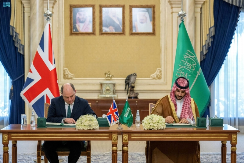 خالد بن سلطان وبين والاس خلال التوقيع (مكة)