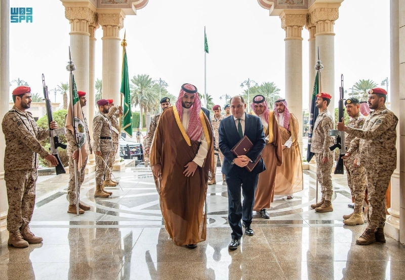 خالد بن سلمان لدى استقباله بين والاس (مكة)
