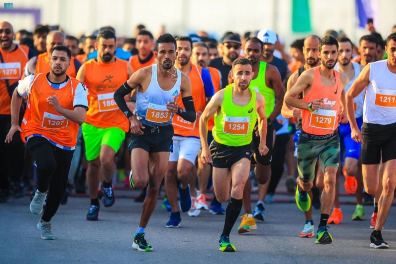 نساء ورجال لدى مشاركتهم بسباق «الحسا تركض»