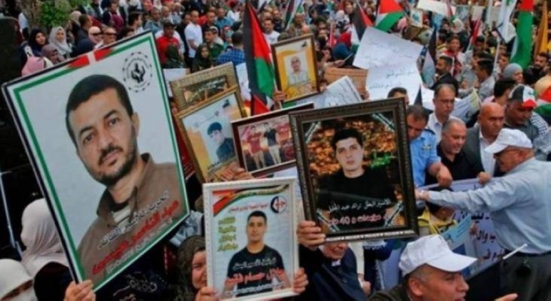 فلسطينيون يرفعون صور الأسرى (مكة)
