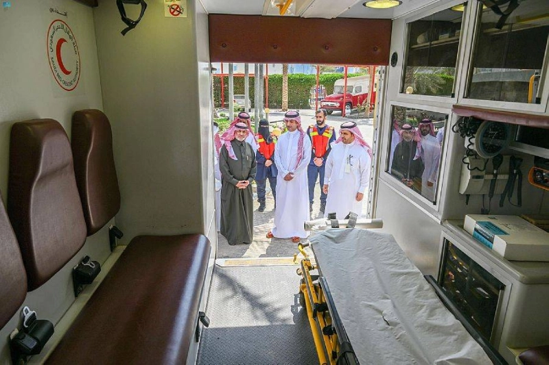 مسؤولو البرنامج السعودي أمام إحدى السيارات المجهزة (واس)