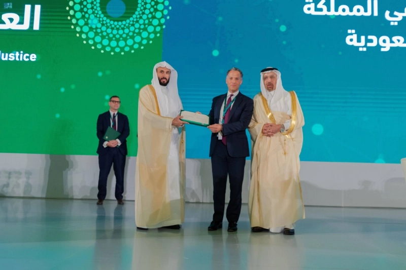 الصمعاني والفالح يسلمان تراخيص مكاتب المحاماة الدولية