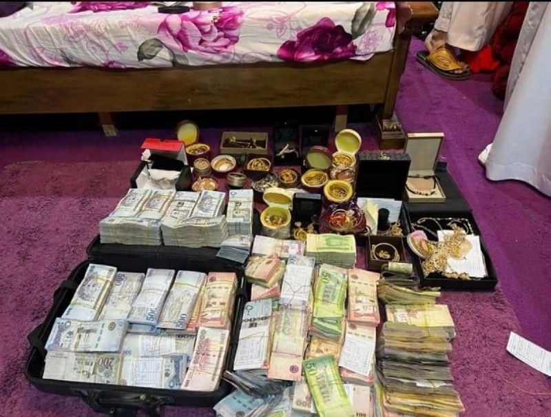 اموال ومجوهرات ضبطت مع التشكيل العصابي