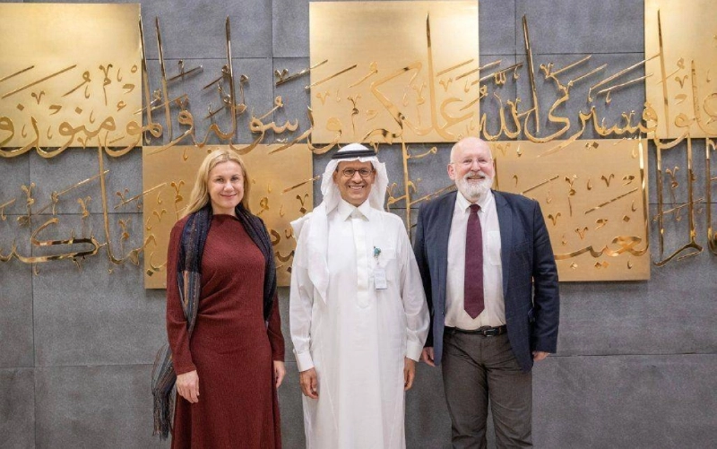 وزير الطاقة يتوسط ضيفيه