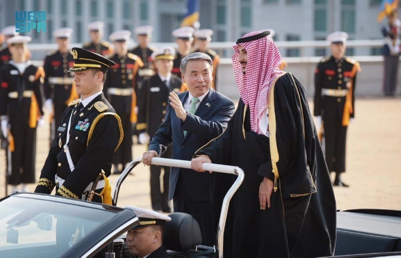 وزيرا الدفاع السعودي والكوري في عربة مكشوفة