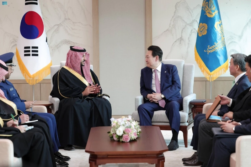 يون سوك لدى استقباله خالد بن سلمان (واس)