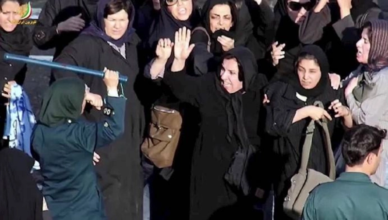 نساء يتعرضن للضرب من الشرطة