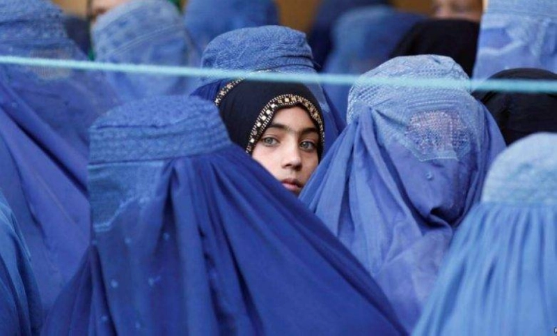 امرأة افغانية تتطلع للمجهول (مكة)
