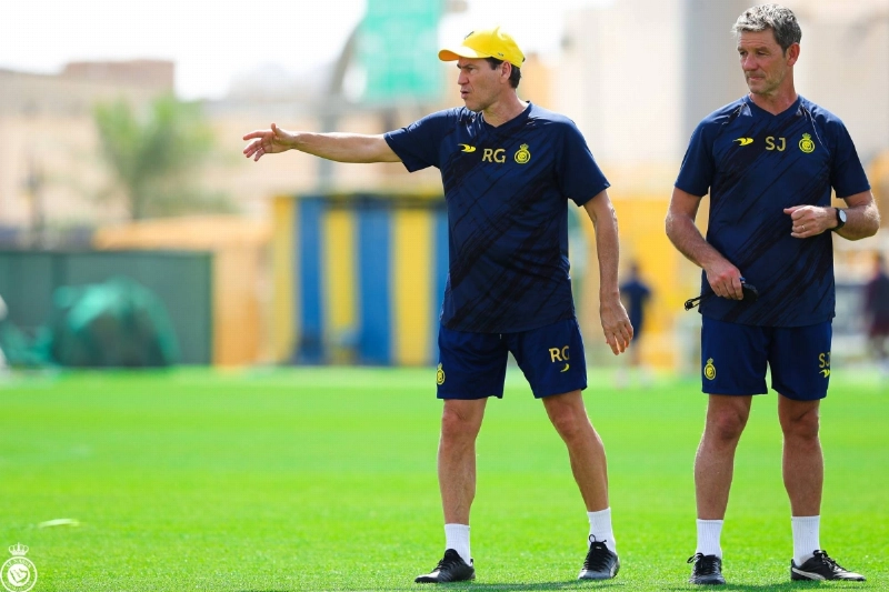 جارسيا يوجه لاعبي النصر في التمرين