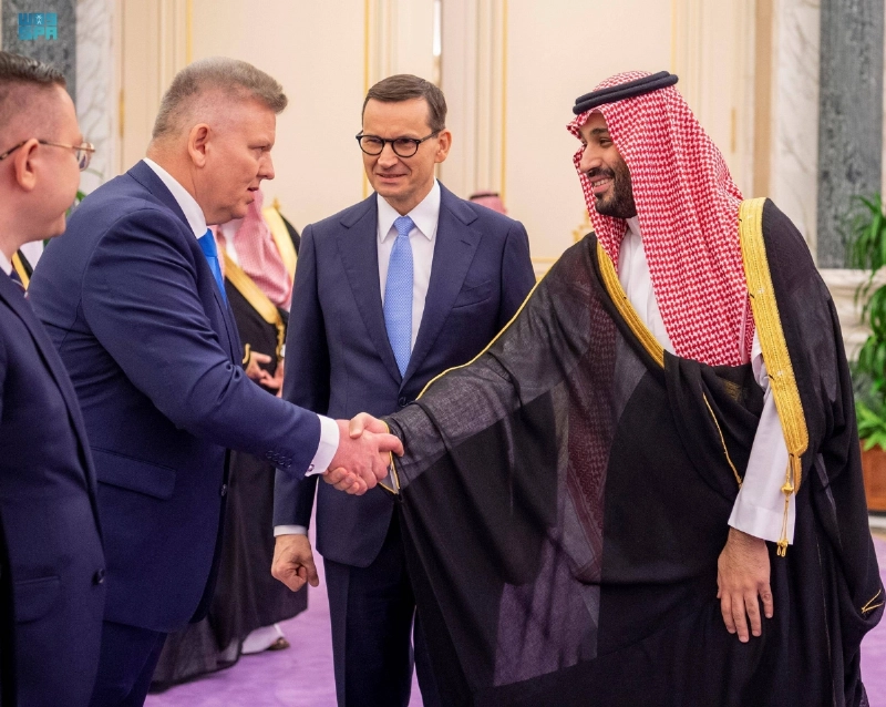 من مراسم استقبال رئيس وزراء بولندا