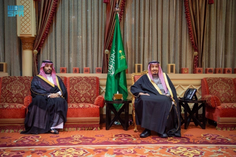 خادم الحرمين لدى استقباله الوزيرين بحضور ولي العهد (واس)