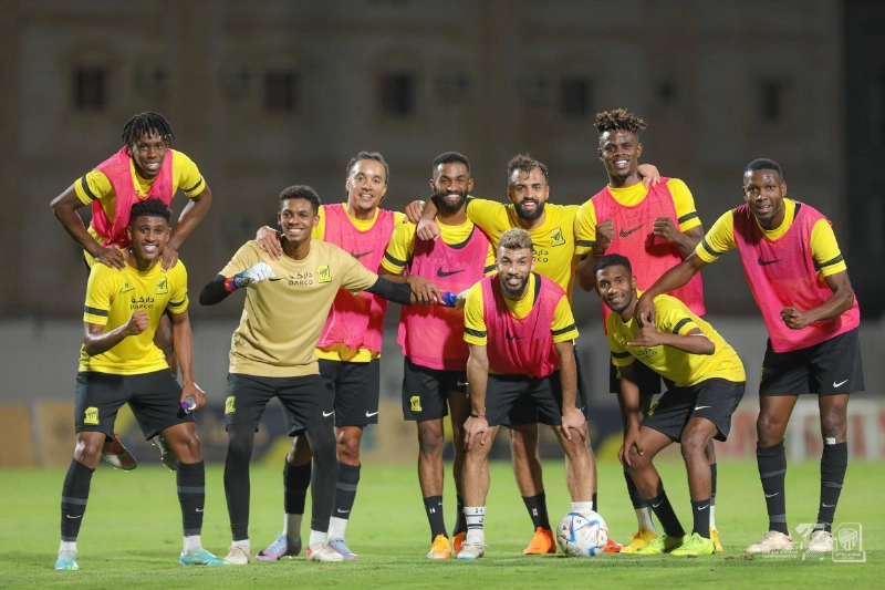 لاعبو الاتحاد بعد المناورة أمس