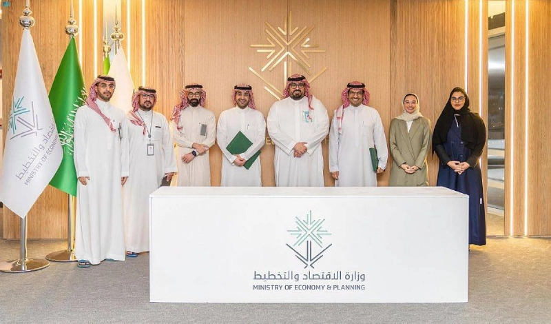 وزير الاقتصاد يتوسط الموقعين على المذكرة