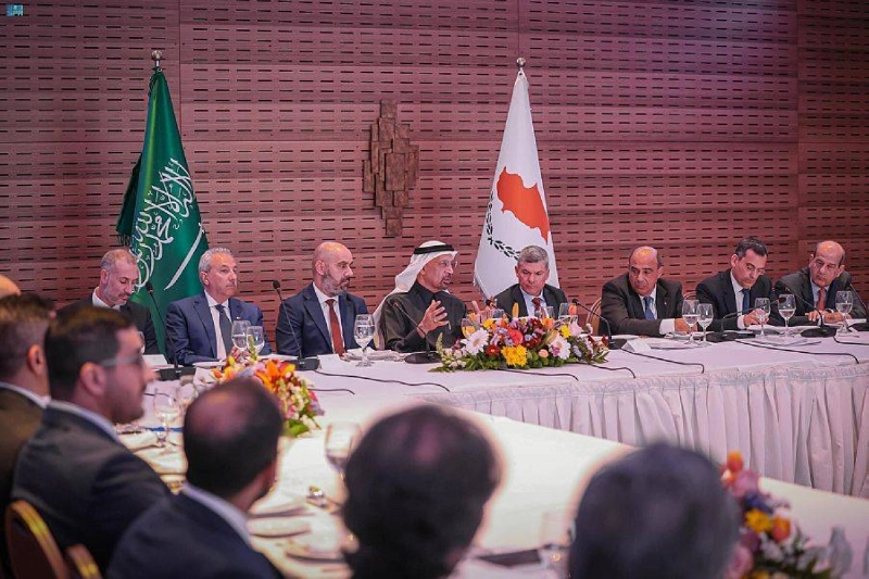 الفالح متحدثا في الاجتماع