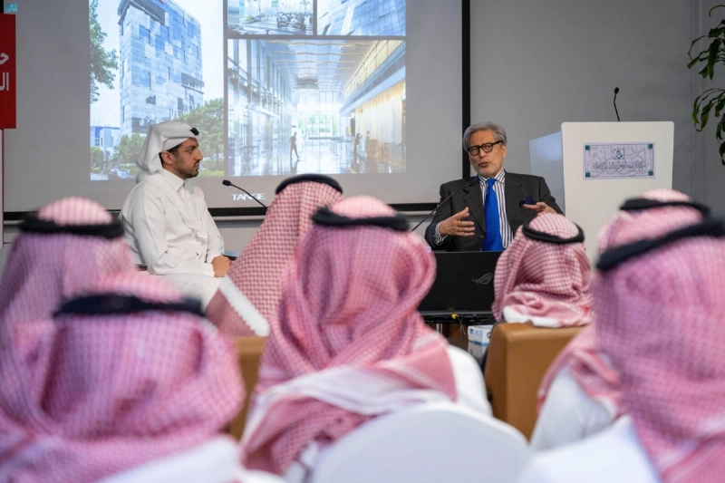جانب من اللقاء مع المعماري الياباني (مكة)