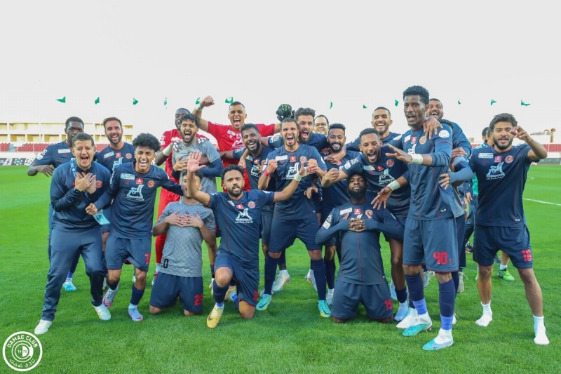 ضمك يحتفلون بعد الفوز على الطائي