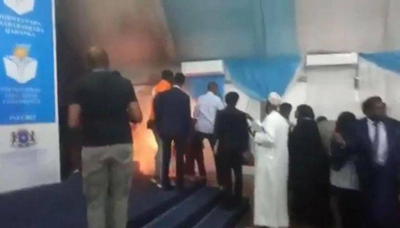 لحظة اندلاع الحريق وإجلاء الرئيس الصومالي (مكة)